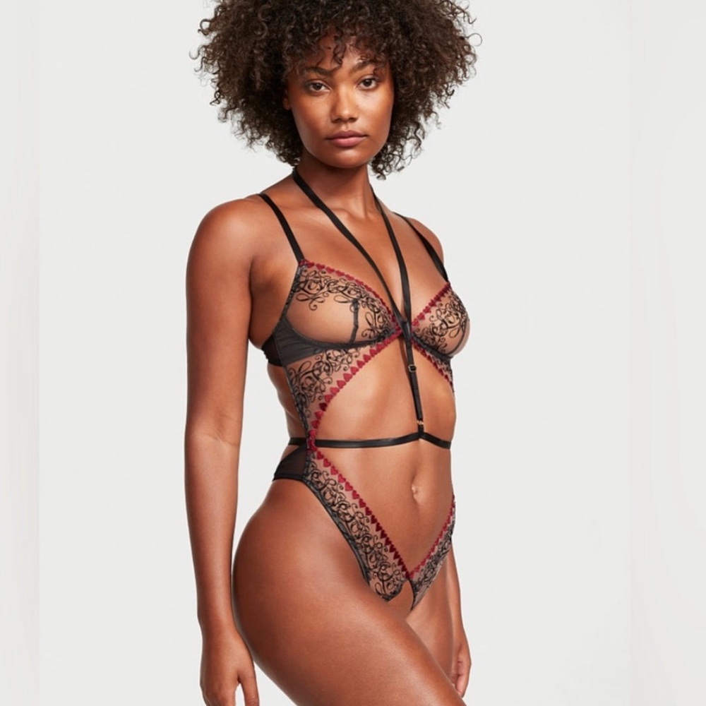L Vs Victoria’s Secret VERY SEXY
Love Letters Cutout Harness Teddy black hearts